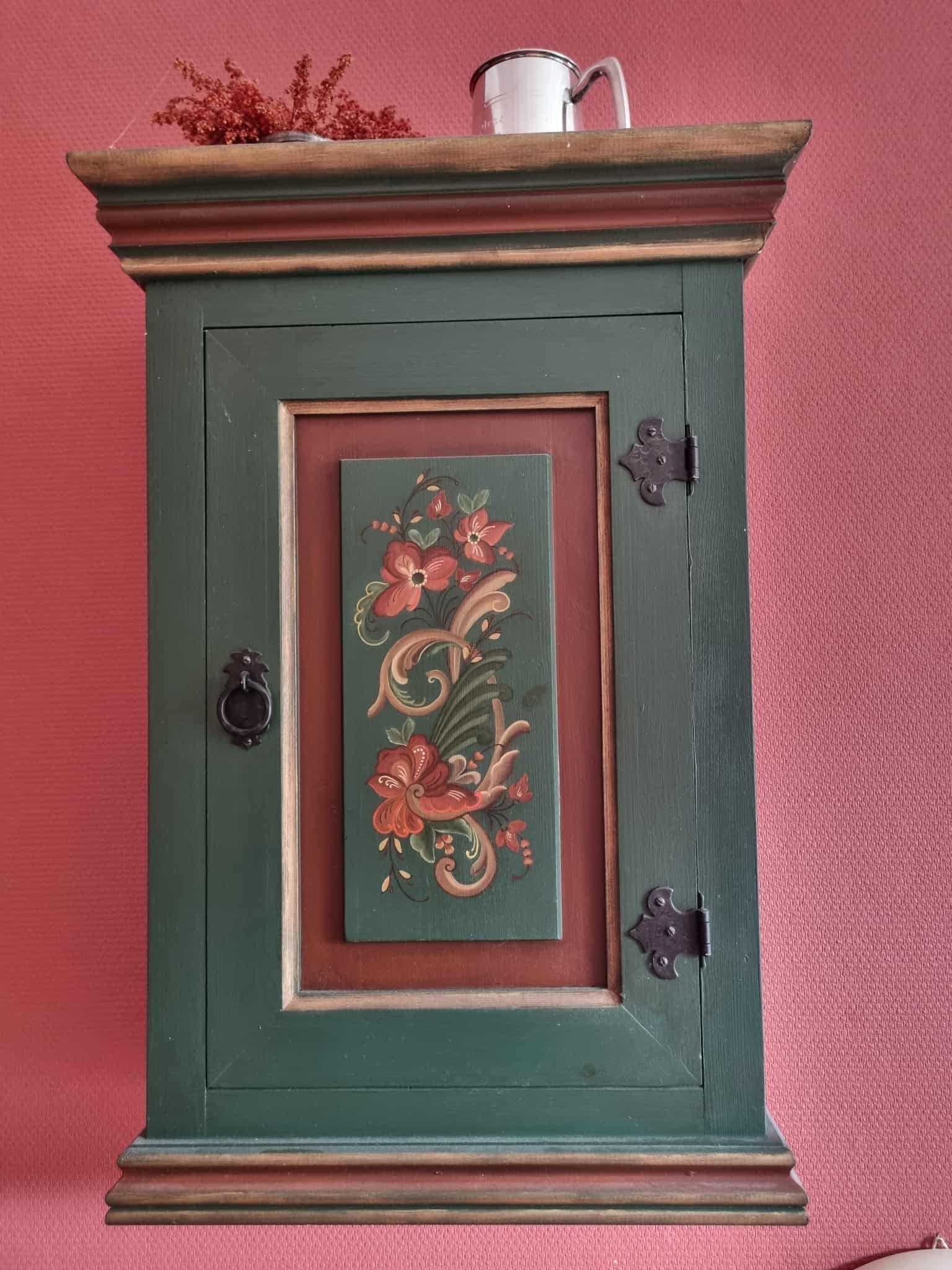 Rosemalt skap Kårdelen – tradisjonell norsk gårdsovernatting i Ofredalen, Vestland